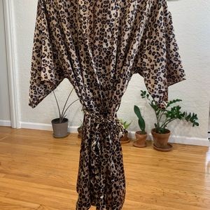 Leopard robe
